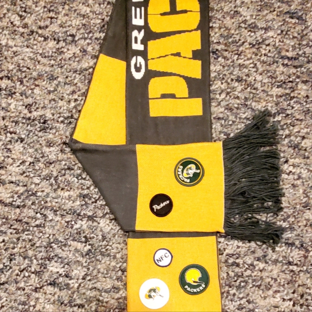 GREEN BAY PACKERS SCARF. MITCHELL & NESS, VINTAGE STYLE PATCHES. OVER 6FT LONG